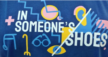 Grafika napis "IN SOMEONE'S SHOES" w kolorach białym i żółtym na niebieskim tle. Wokół napisu znajdują się różne symbole, takie jak różowy plus, niebieskie schody, żółty wózek inwalidzki, niebieskie okulary, żółta laska, żółte oko, różowe ucho oraz niebieska dłoń z różowymi palcami. Elementy te są w różnych kolorach, takich jak różowy, niebieski i żółty, co nadaje całości żywy i kolorowy wygląd.